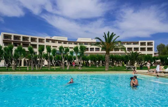 PLAZA RESORT HOTEL в 36 км от аэропорта и в 30 км от нашей клиники