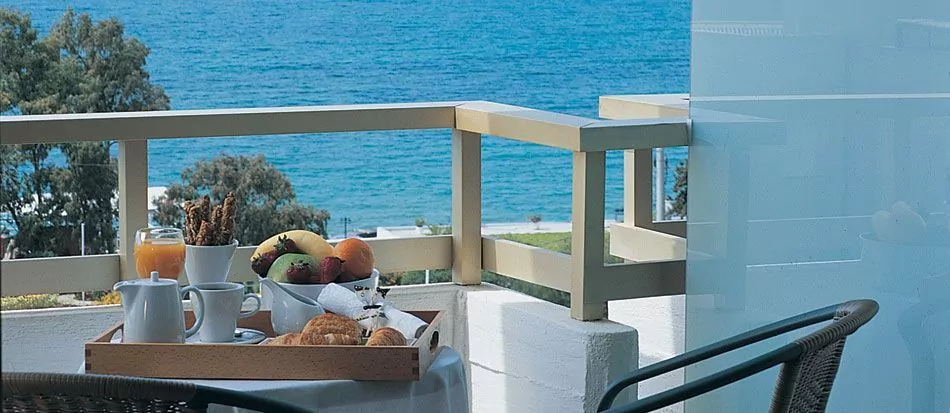 AMARILIA HOTEL в 24 км от аэропорта и в 5 км от нашей клиники